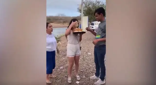 La joven bromista escapó de la escena al segundo de ponerle la torta en la cara a su hermana cumpleañera. La joven bromista escapó de la escena al segundo de ponerle la torta en la cara a su hermana cumpleañera.