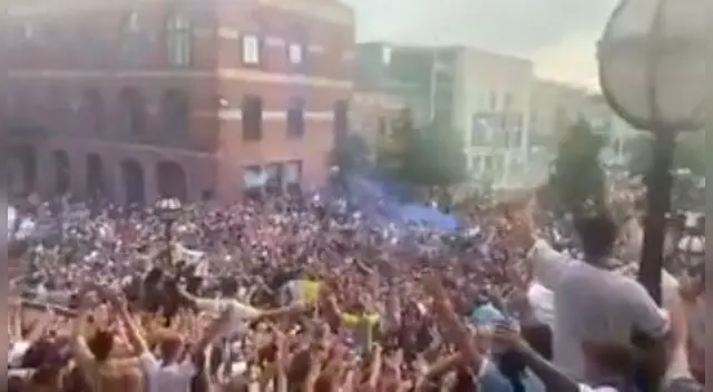 Hinchas del Leeds festejaron pese a la pandemia.