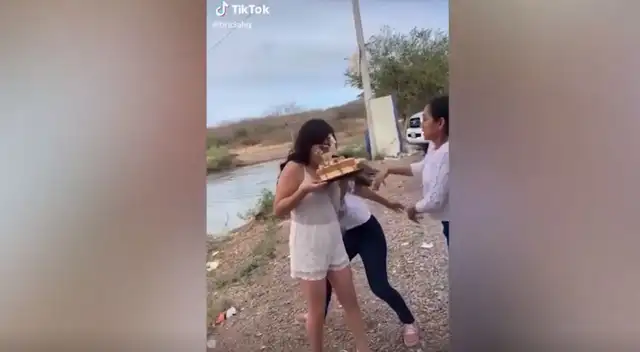 El clip de TikTok se volvió viral tras el incómodo momento que pasó una cumpleañera cuando su hermana le tiró una torta en la cara. El clip de TikTok se volvió viral tras el incómodo momento que pasó una cumpleañera cuando su hermana le tiró una torta en la cara.
