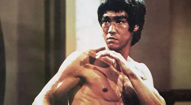 Bruce Lee popularizó las películas de artes marciales en todo el mundo. Bruce Lee popularizó las películas de artes marciales en todo el mundo.