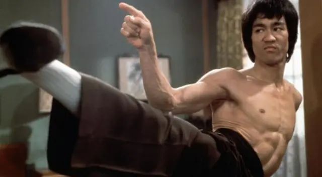 Bruce Lee popularizó las películas de artes marciales en todo el mundo. Bruce Lee popularizó las películas de artes marciales en todo el mundo.