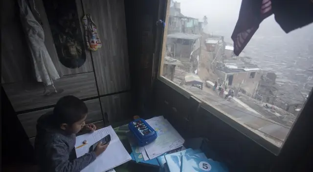 Aprendo en casa: estudiantes realizan sus tareas desde la plataforma educativa del Minedu. Aprendo en casa: estudiantes realizan sus tareas desde la plataforma educativa del Minedu.