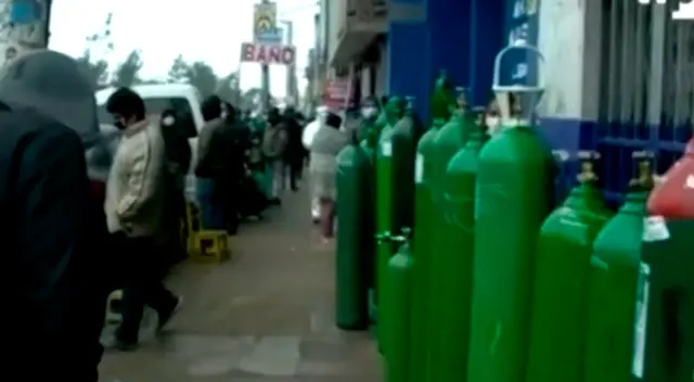 Largas colas en local del 'ángel del oxigeno'.