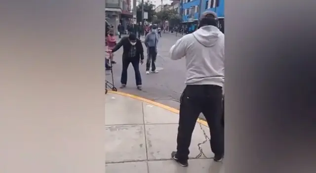 El clip viral en TikTok comienza con el roedor desplazándose por las calles de Gamarra a vista de todos, pero los vendedores se dieron cuenta y se apartaron con señal de miedo.