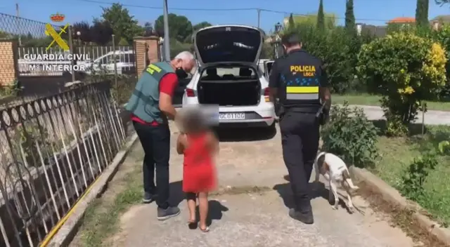 La niña de siete años había sido dejada a su suerte en una ruta perdida con su perro. La niña de siete años había sido dejada a su suerte en una ruta perdida con su perro.