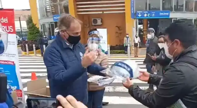 El alcalde le reprochó a los periodistas por no guardar el distanciamiento social. El alcalde le reprochó a los periodistas por no guardar el distanciamiento social.