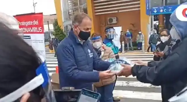 El alcalde le reprochó a los periodistas por no guardar el distanciamiento social. El alcalde le reprochó a los periodistas por no guardar el distanciamiento social.