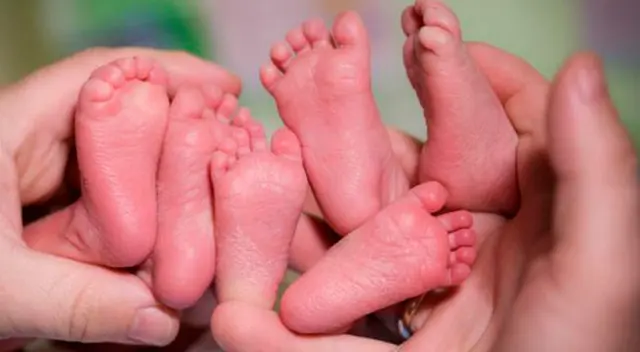 El intento fallido de un padre por cerrar su refrigeradora mientras sus trillizos juegan El intento fallido de un padre por cerrar su refrigeradora mientras sus trillizos juegan