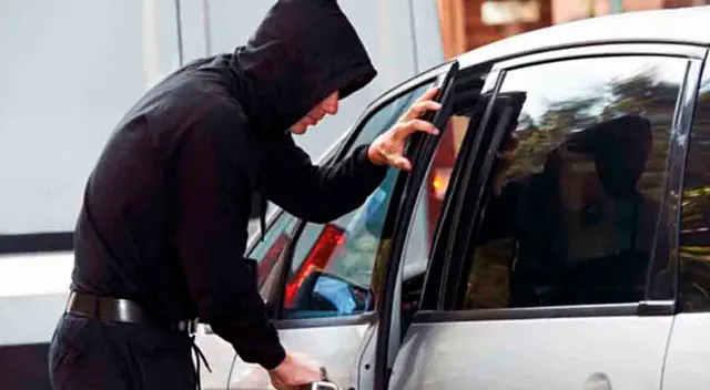 Roban auto a abuelito en Comas.