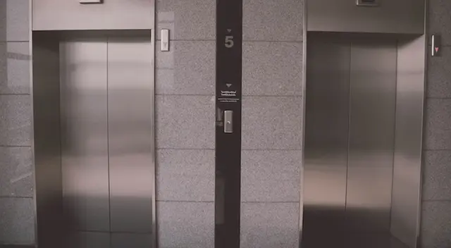 Cosas que necesitas saber si te quedas encerrado en un ascensor.