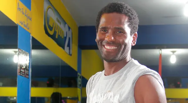 'El Maga' Recordó su infancia y cuando jugó por la selección.  Ayuda a su esposa en la venta de carteras y perfumes.