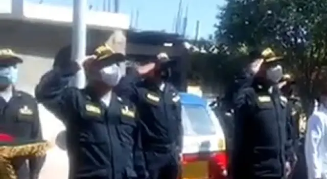 Los efectivos fueron despedidos con honores por parte de sus colegas. Los efectivos fueron despedidos con honores por parte de sus colegas.