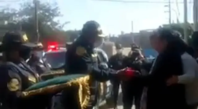 Los efectivos fueron despedidos con honores por parte de sus colegas. Los efectivos fueron despedidos con honores por parte de sus colegas.