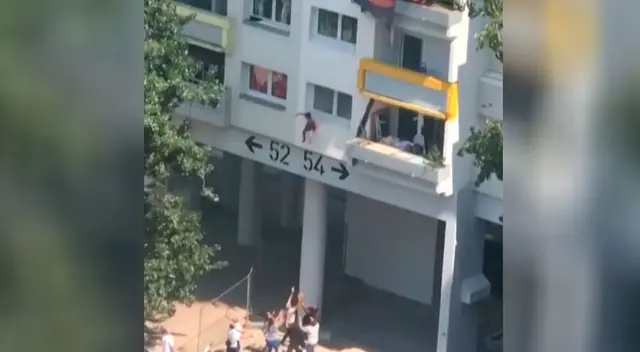 Dos niños se salvaron de morir luego de escapar de un incendio lanzándose por la ventana Dos niños se salvaron de morir luego de escapar de un incendio lanzándose por la ventana