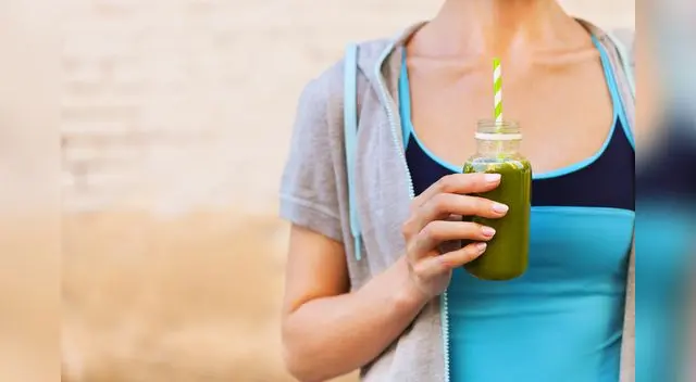 Es muy popular el consumo de agua con limón por su acción alcalina.