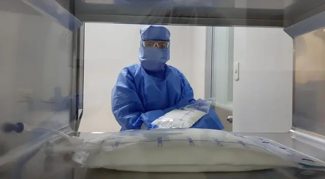 Especialistas de la salud producen bolsas de nutrición para pacientes internados por COVID-19.