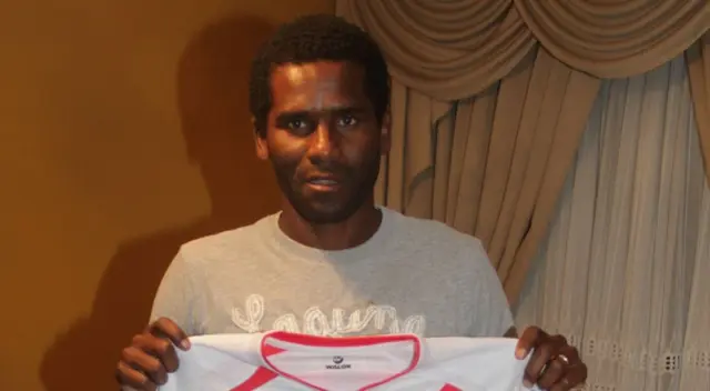 Recordó su infancia y cuando jugó por la selección. Ayuda a su esposa en la venta de carteras y perfumes.