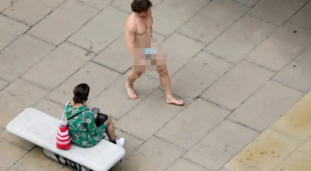 El sujeto sorprendió a más de uno en las calles de Londres. El sujeto sorprendió a más de uno en las calles de Londres.