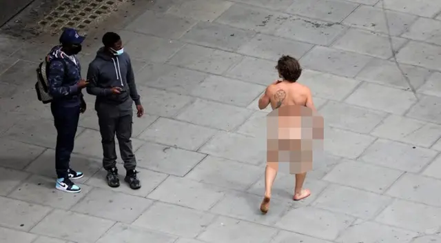 El sujeto sorprendió a más de uno en las calles de Londres. El sujeto sorprendió a más de uno en las calles de Londres.