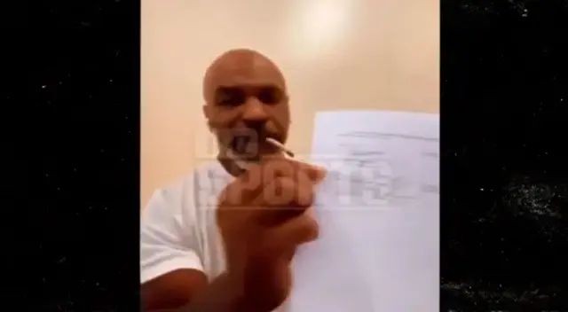 Mike Tyson y su polémico video fumando marihuana.