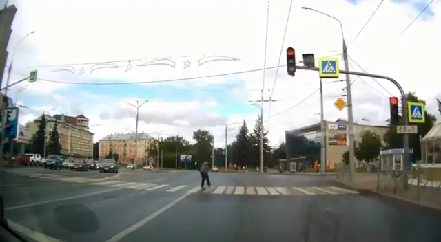 Abuelita casi es atropellada por un auto. Abuelita casi es atropellada por un auto.