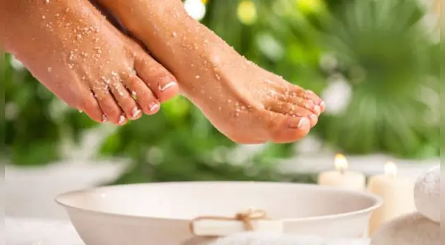 Te enseñaremos a hacer tu propio exfoliante para los pies y cómo usarlo. Te enseñaremos a hacer tu propio exfoliante para los pies y cómo usarlo.