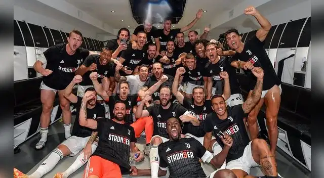 Festejo de los jugadores en camerino tras la cosagración del título.