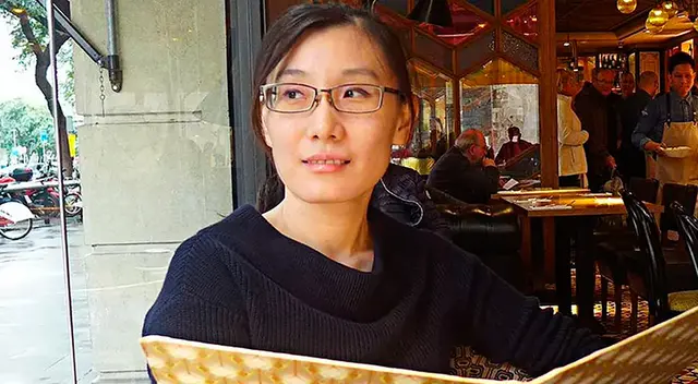 La viróloga china Li-Meng Yang, en un café de Barcelona, España hace dos años. La viróloga china Li-Meng Yang, en un café de Barcelona, España hace dos años.
