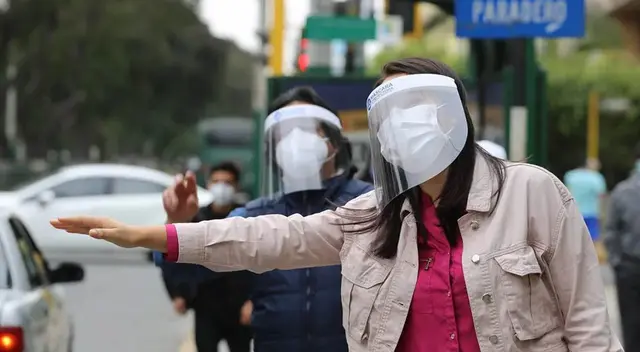El uso de mascarilla también es obligatorio al momento de subir a los buses de transporte público.