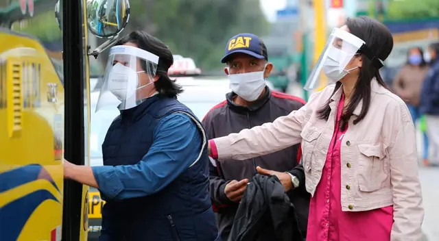 El uso de mascarilla también es obligatorio al momento de subir a los buses de transporte público.