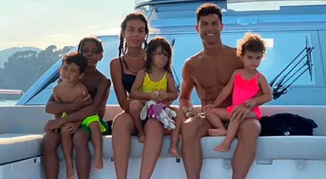 Cristiano junto a Georgina y sus hijos celebran en un yate.