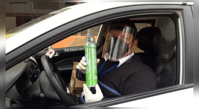 taxista lleva balón de oxígeno portátil par ayudar a personas con COVID -19