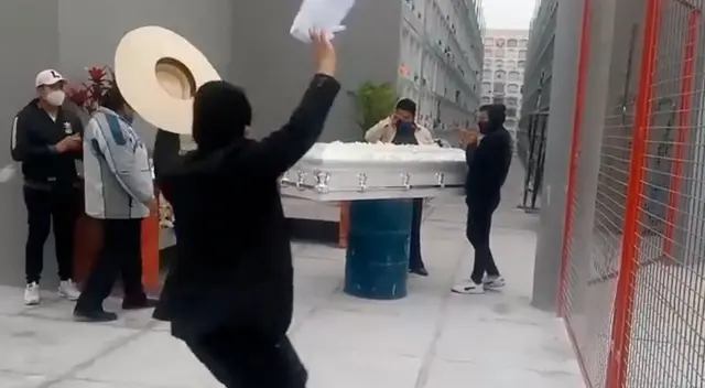 Joven baila marinera en el entierro de su madre para darle el último adiós Joven baila marinera en el entierro de su madre para darle el último adiós