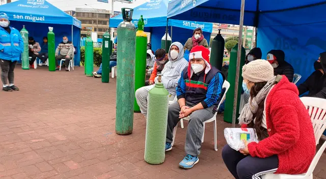 Militares donan oxígeno a vecinos de San Miguel. Militares donan oxígeno a vecinos de San Miguel.