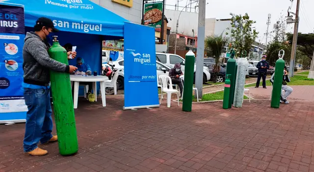 Militares donan oxígeno a vecinos de San Miguel. Militares donan oxígeno a vecinos de San Miguel.