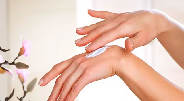 Usa cremas hidratantes o mascarillas naturales. Usa cremas hidratantes o mascarillas naturales.