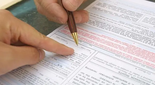 Lee bien los contratos antes de firmarlos. Lee bien los contratos antes de firmarlos.