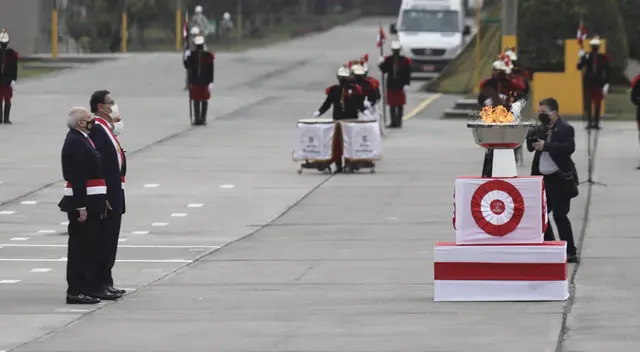 El mandatario también condecoró a los pabellones de las diversas instituciones que están en primera línea en la lucha contra el COVID-19. (Foto: Jorge Cerdan/GLR). El mandatario también condecoró a los pabellones de las diversas instituciones que están en primera línea en la lucha contra el COVID-19. (Foto: Jorge Cerdan/GLR).