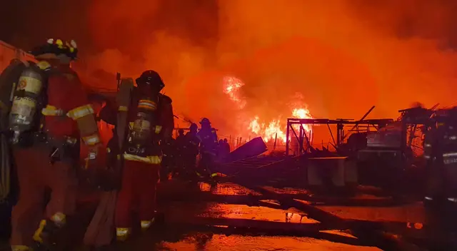 Bomberos intentan controlar incendio en el Cercado de Lima.
