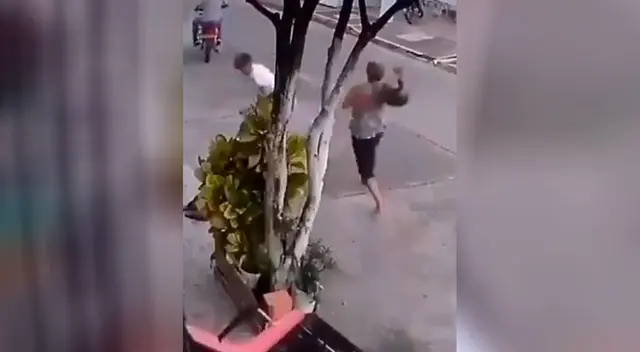 Anciana se enfrenta a ladrones para que no le roben y escena se vuelve viral