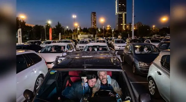 Video registrado en autocinema generó diversas reacciones en las redes sociales.