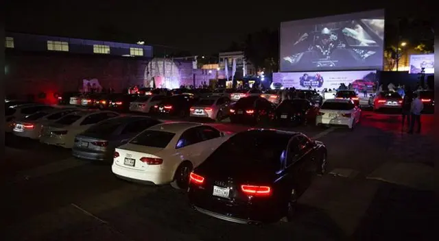 Video registrado en autocinema generó diversas reacciones en las redes sociales.