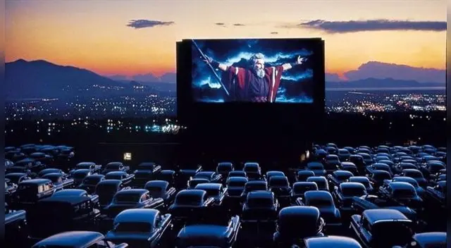 Video registrado en autocinema generó diversas reacciones en las redes sociales.