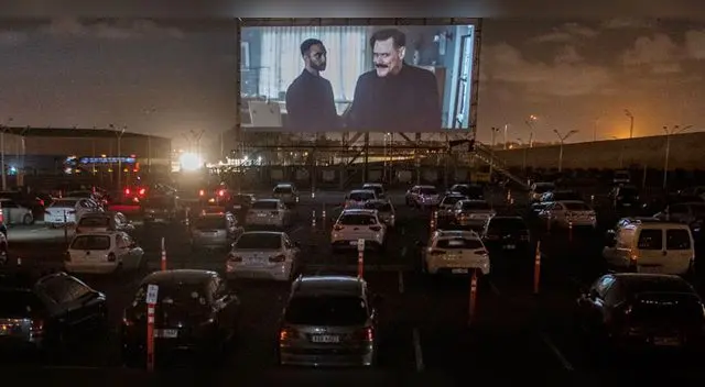 Video registrado en autocinema generó diversas reacciones en las redes sociales.