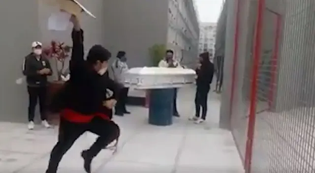 El clip conmovió a más de 20 mil personas en TikTok, donde se viralizó el momento de la despedida. El clip conmovió a más de 20 mil personas en TikTok, donde se viralizó el momento de la despedida.