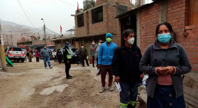 Entregan casacas para el frío a pobladores de Ate Vitarte.