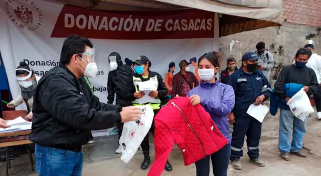 Entregan casacas para el frío a pobladores de Ate Vitarte.