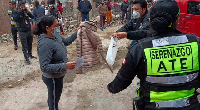Entregan casacas para el frío a pobladores de Ate Vitarte.