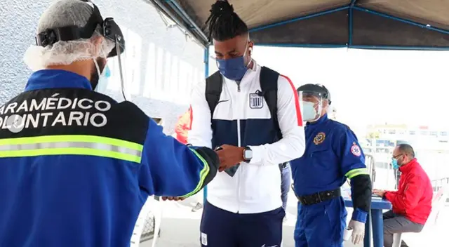 Carlos Ascues pasa por el termómetro infrarrojo. Carlos Ascues pasa por el termómetro infrarrojo.