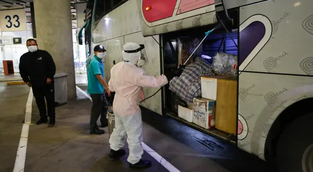 Transporte terrestre y aéreo quedará suspendido en regiones que retomaron cuarentena.